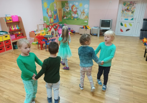 dzieci tanczą do piosenki o kolorowych liściach